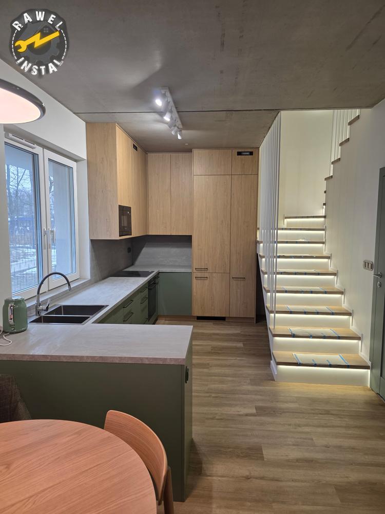 Nowoczesna łazienka po remoncie – kabina prysznicowa z przeszklonymi drzwiami, umywalka nablatowa na szafce z drewnianym blatem, toaleta podwieszana oraz płytki w odcieniach szarości i beżu – realizacja Rawel Instal w Chorzowie.